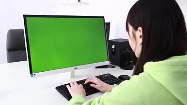 4K实拍绿幕电脑抠像素材商务人士办公场景视频的预览图